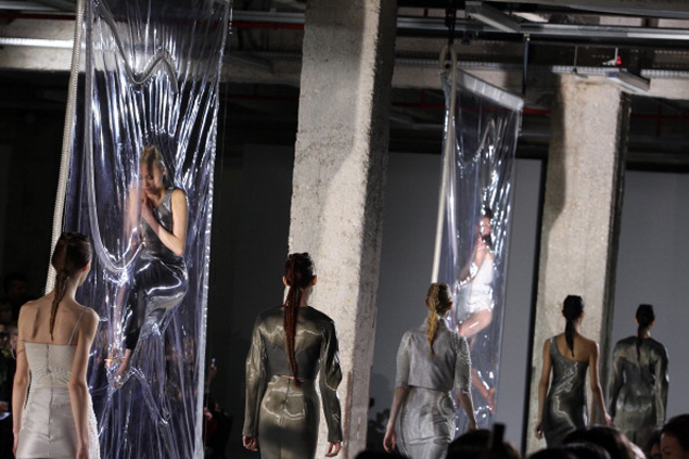 Iris Van Herpen : Runway - Paris Fashion Week Womenswear Fall/Winter 2014-2015