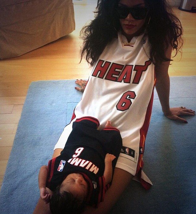 Rihanna,anipsia, peoplegreece