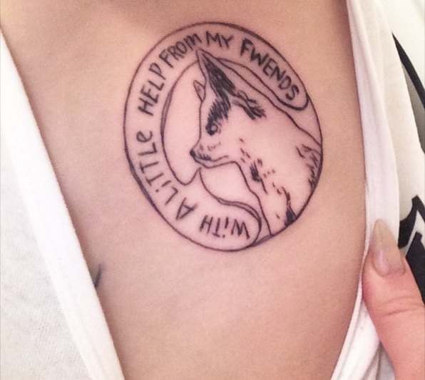 Miley-Cyrus-and-Floyd, tatouaz,, skulos, peoplegreece