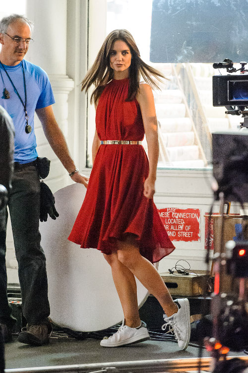katie holmes prosopo tis olay backstage me athlitika kai forema