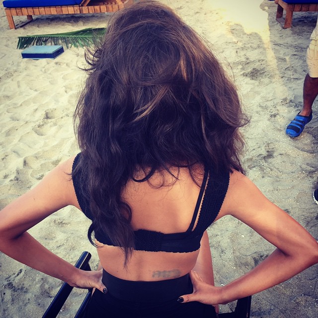 chrissy teigen mallia kastana apo piso instagram boukles