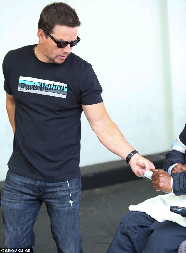 27EAD53A00000578-3053332-Relaxed_He_looked_fit_and_trim_casually_dressed_in_a_t_shirt_and-m-144_1429844492751_08df8