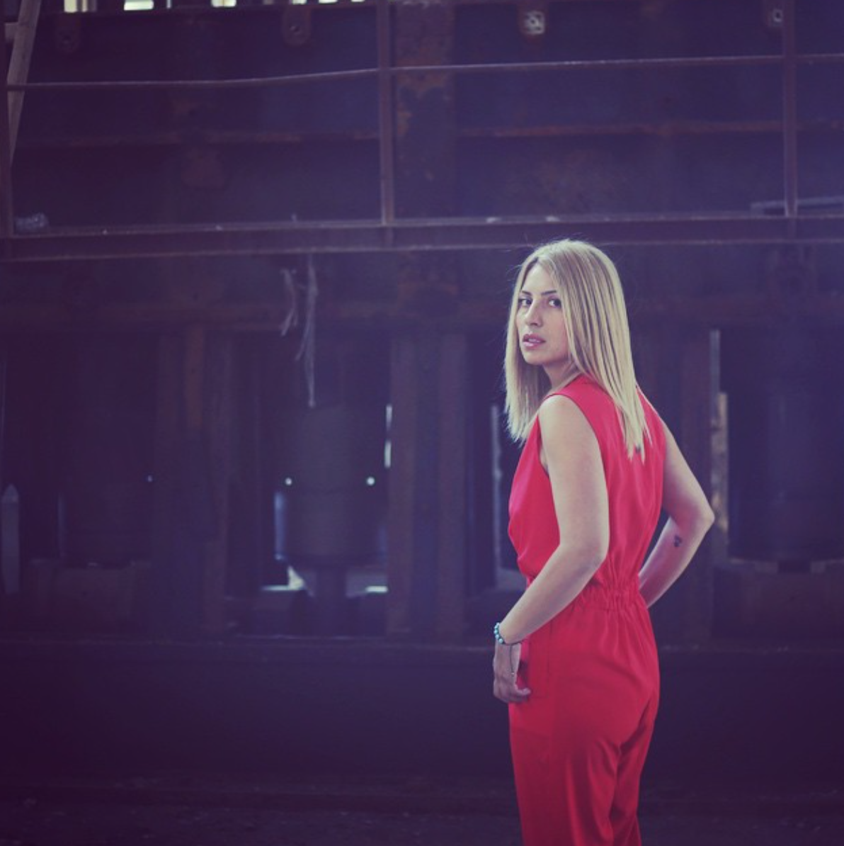 maria iliaki kokkini olosomi forma