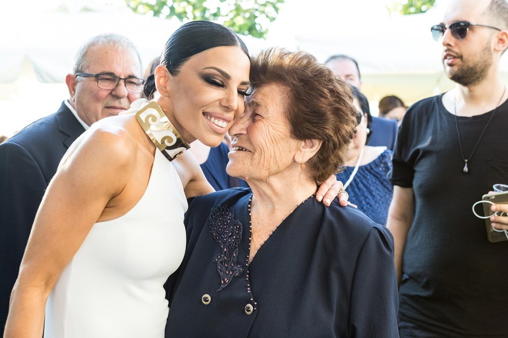 Kelly-Kelekidou-me-Giagia-tis