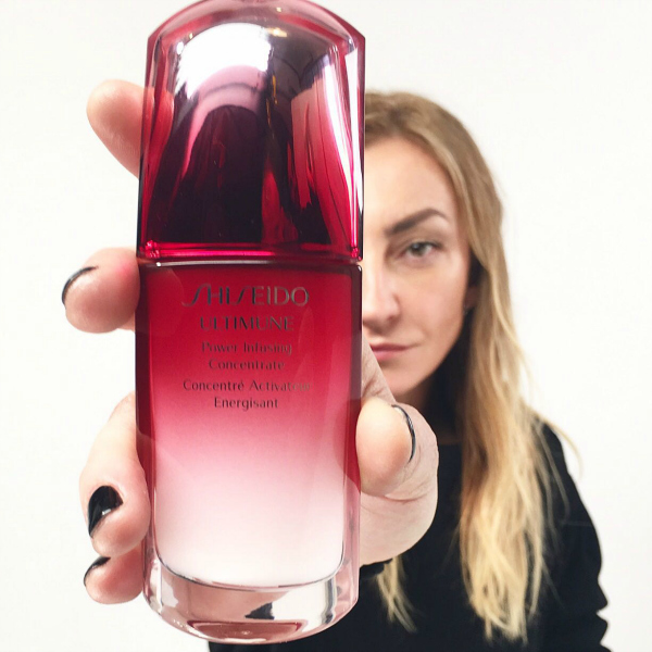 H_Ρούλα_Ρέβη_θωρακίζει_καθημερινά_την_επιδερμίδα_της_με_το_Ultimune_της_Shiseido