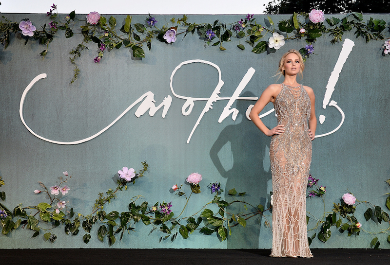 H Jennifer Lawrence με Atelier Versace στην πρεμιέρα του Mother! στο Λονδίνο.