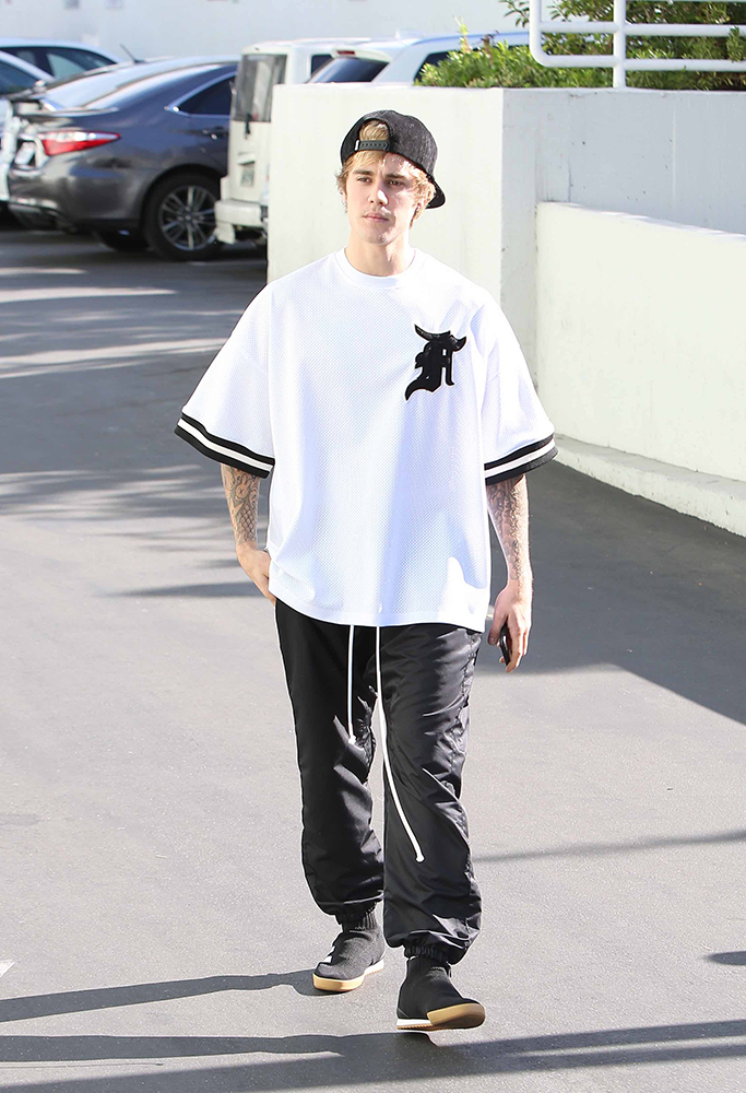 Justin Bieber was out and about in Studio City ,and he expressed how sad he was feeling about his head of security arrest. Pictured: jJustin Bieber Ref: SPL1630874 301117 Picture by: T.M / Splash News Splash News and Pictures Los Angeles:310-821-2666 New York:212-619-2666 London:870-934-2666 photodesk@splashnews.com , celebrities έχουν περάσει πολύ δύσκολα