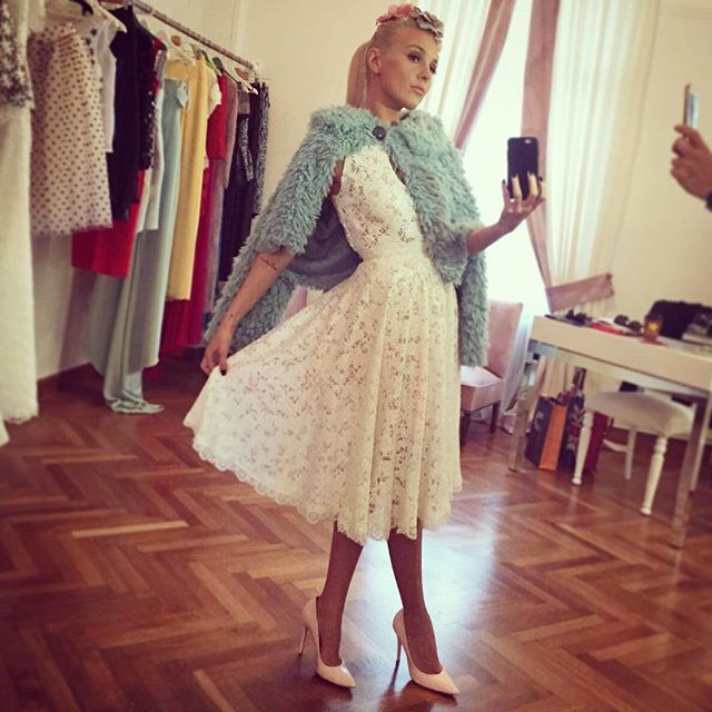 λουλούδια στα μαλλιά