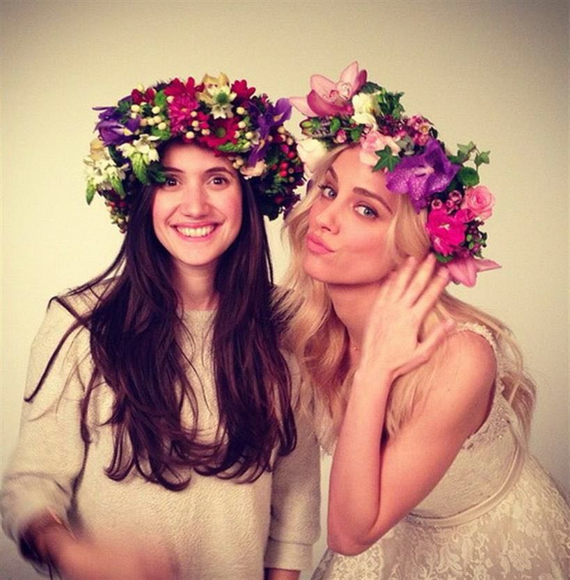 doukissa_nomikou_lydia_papaiwannou, λουλούδια στα μαλλιά