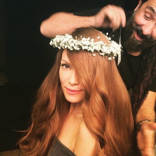 kaya, λουλούδια στα μαλλιά