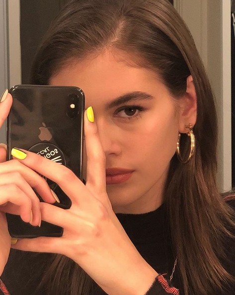 Instagram @kaiagerber, το πιο hot χρώμα του καλοκαιριού για τα νύχια