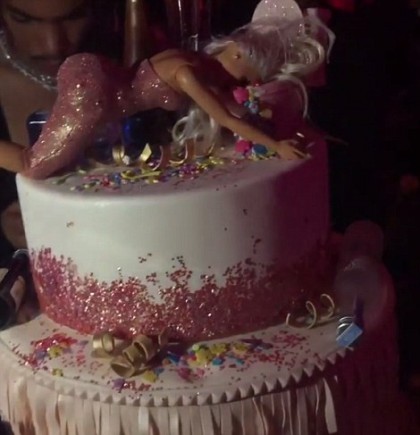 1408220_4EFC2B4400000578-6046929-Too_good_to_eat_Kylie_s_extravagant_birthday_cake_featured_a_Bar-a-30_1533905748716 (1)