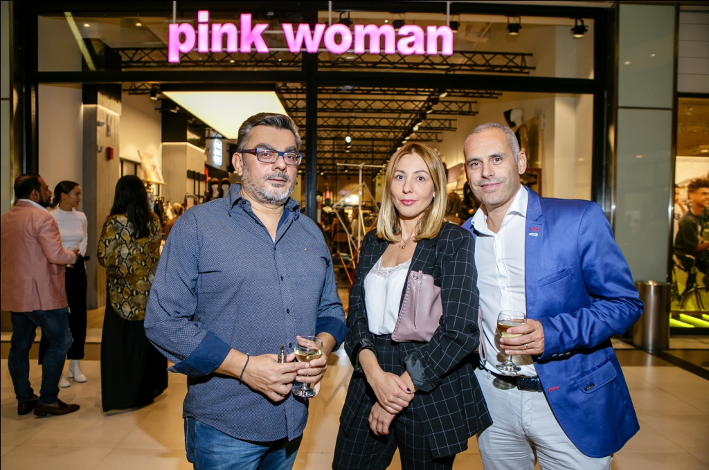 Μαρία Τσαντίλα Marketing Director της Pink Woman μαζί με συνεργάτες της Pink Woman
