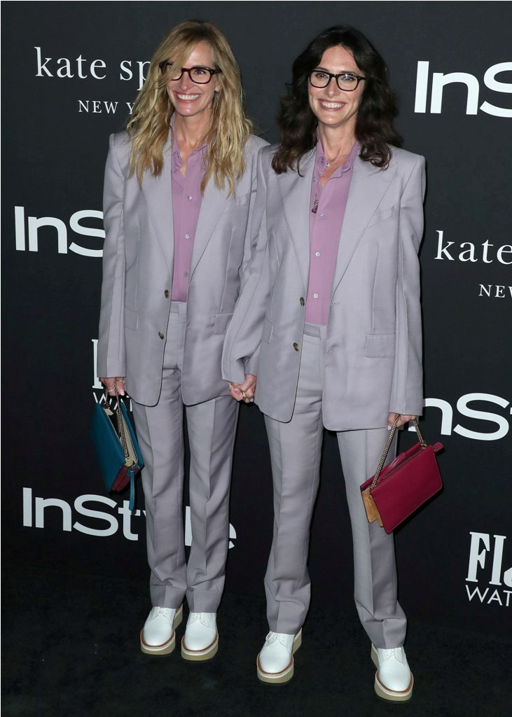 Celebrities at the 4th Annual InStyle Awards at The Getty Center in Los Angeles, CA. Pictured: Julia Roberts,Jennifer Aniston Ref: SPL5035653 221018 NON-EXCLUSIVE Picture by: SplashNews.com Splash News and Pictures Los Angeles: 310-821-2666 New York: 212-619-2666 London: 0207 644 7656 Milan: +39 02 4399 8577 Sydney: +61 02 9240 7700 photodesk@splashnews.com World Rights, No Austria Rights, No Germany Rights, No Switzerland Rights