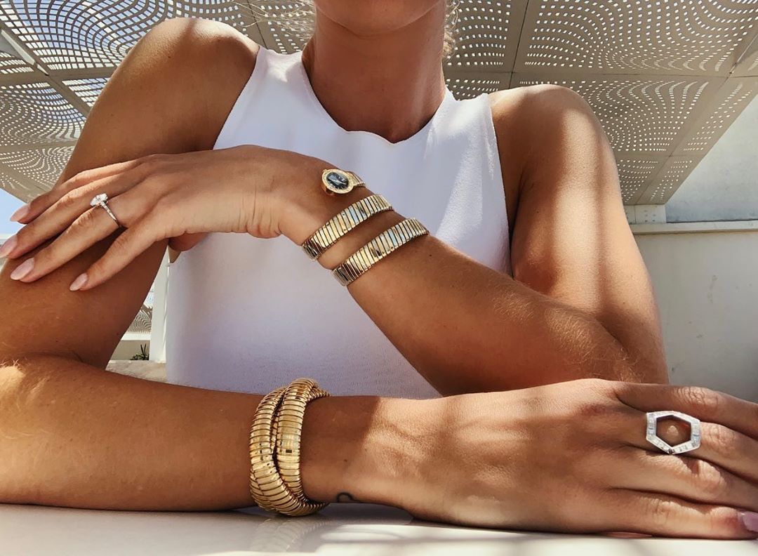 Κοντινό πλάνο στα χέρια της Rosie