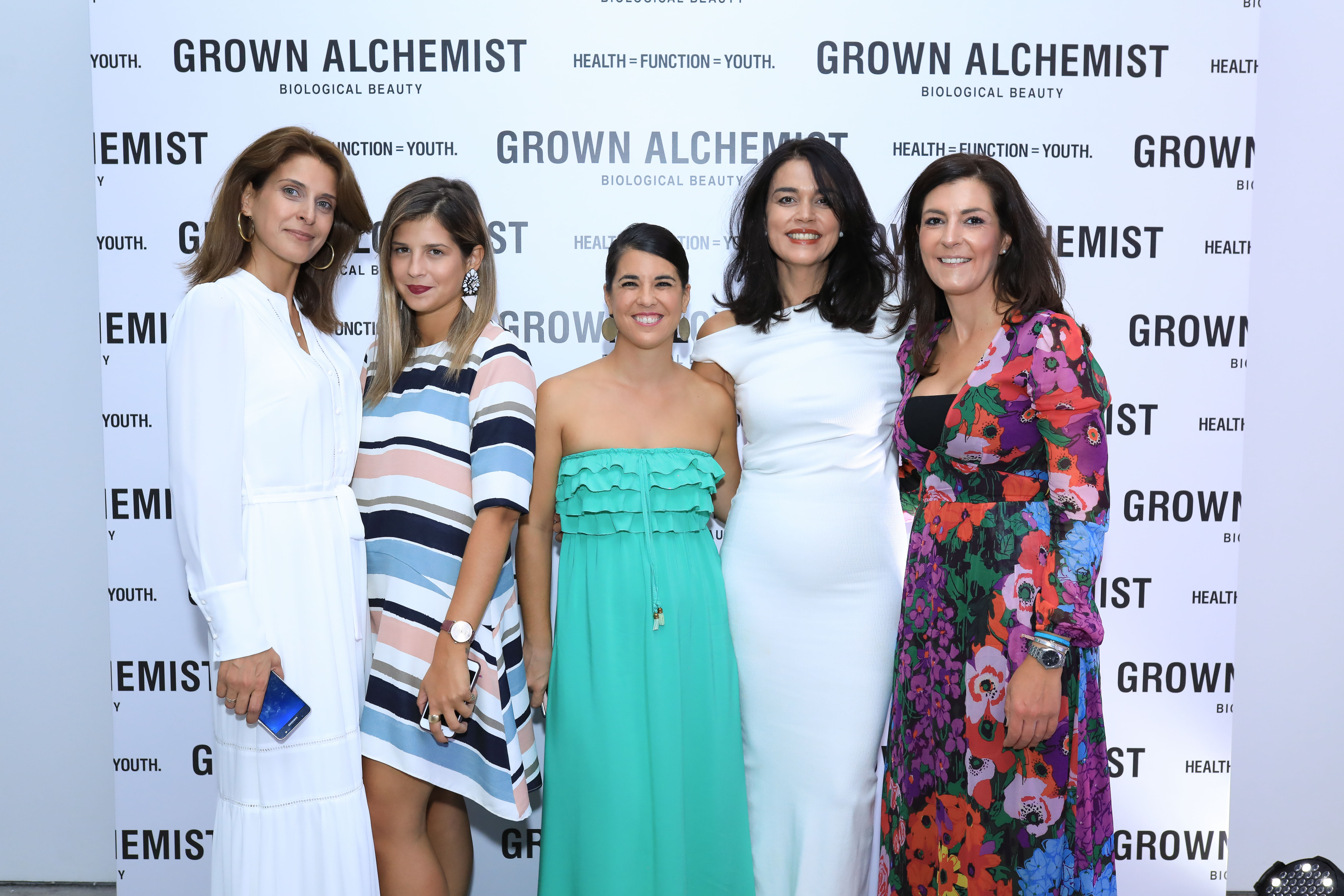 H ομάδα Skincare επιλεκτικής του Ομίλου Σαράντη: Έφη Ζαγανάκου – Κατερίνα Γκουμοπούλου– Ιωάννα Δάρα – Άντζελα Σάρλη– Άλκηστις Κάτσικα