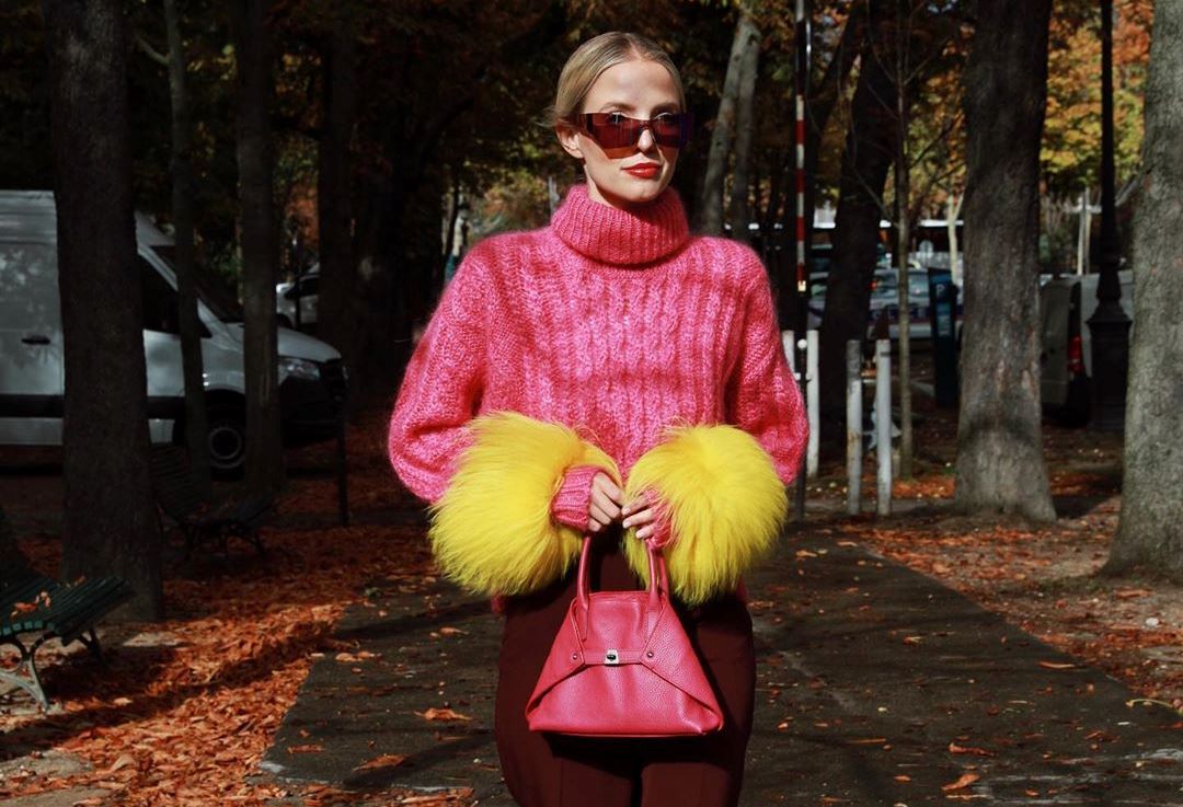 H Leonie Hanne με ροζ σακάκι με κίτρινο πομ πομ μανσέτα και ροζ τσαντάκι