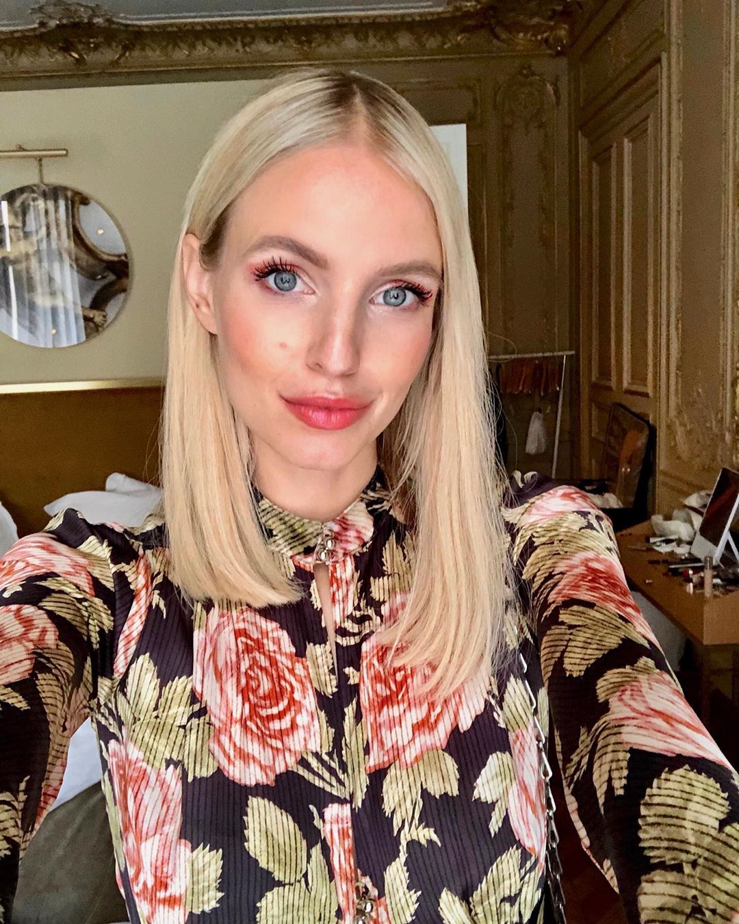 H Leonie Hanne με μπλουζάκι με λουλούδια