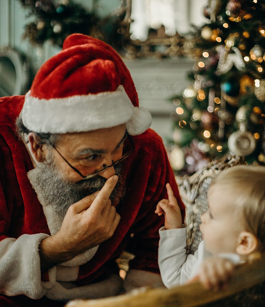 O Άγιος Βασίλης με ένα μικρό αγοράκι
