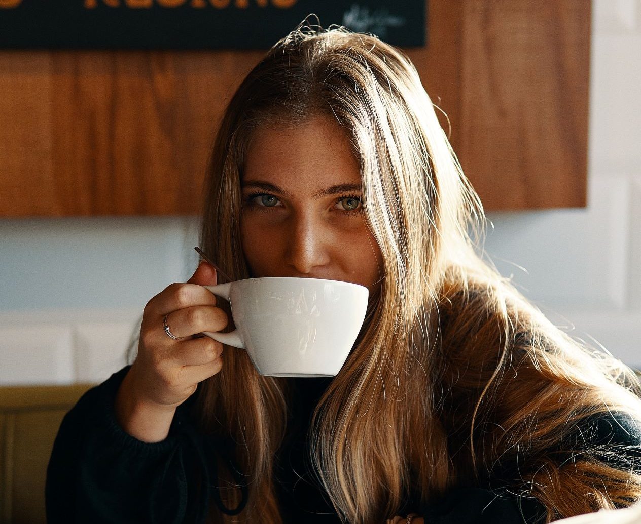 Γυναίκα πίνει καφέ ή τσάι