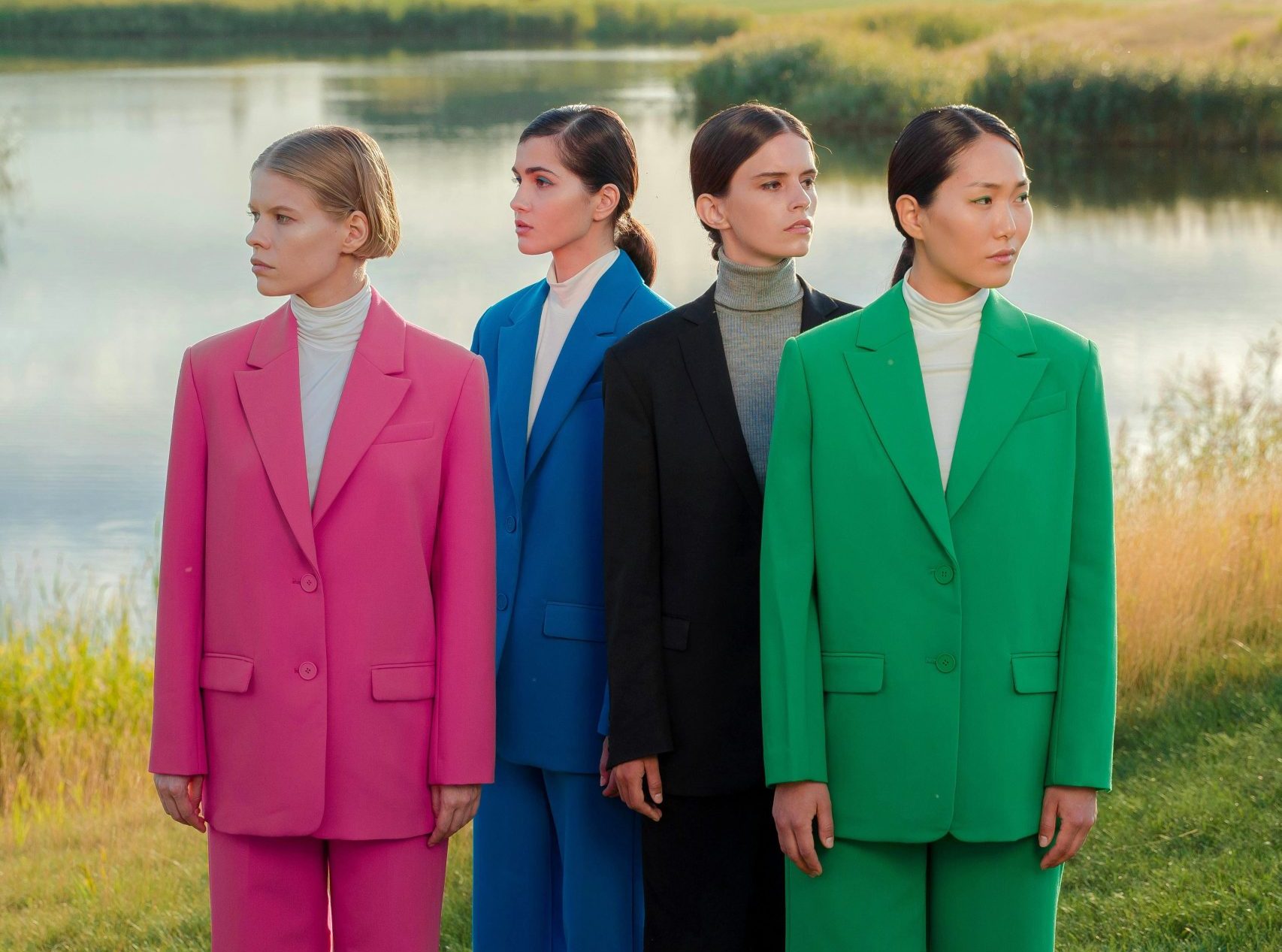 κορίτσια που φοράνε σακάκια με διάφορα χρώματα