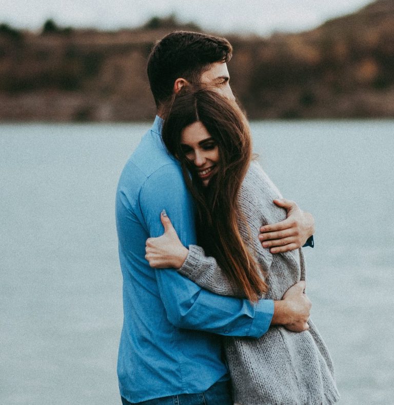 Ζευγάρι αγκαλιασμένο δίπλα στη λίμνη