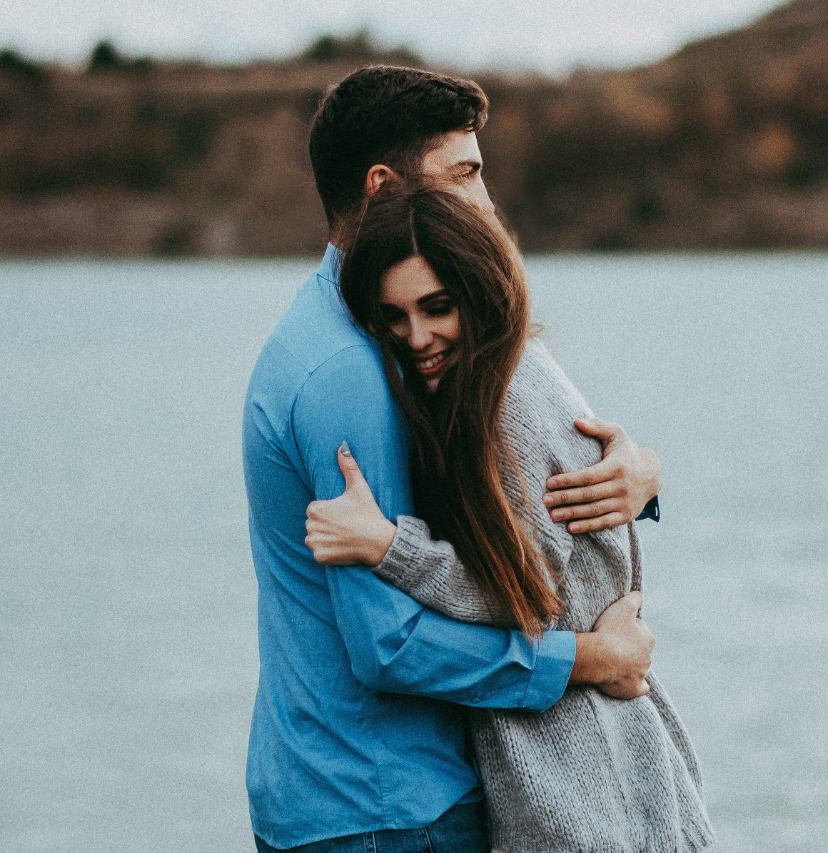 Ζευγάρι αγκαλιασμένο δίπλα στη λίμνη