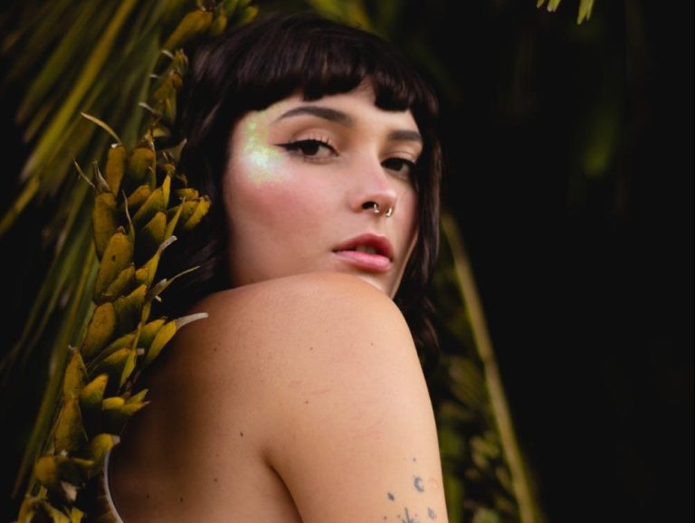 Γυναίκα με λουλούδια στη φύση για το θέμα προβλέψεις αστρολογικές για το ζώδιο Λέων