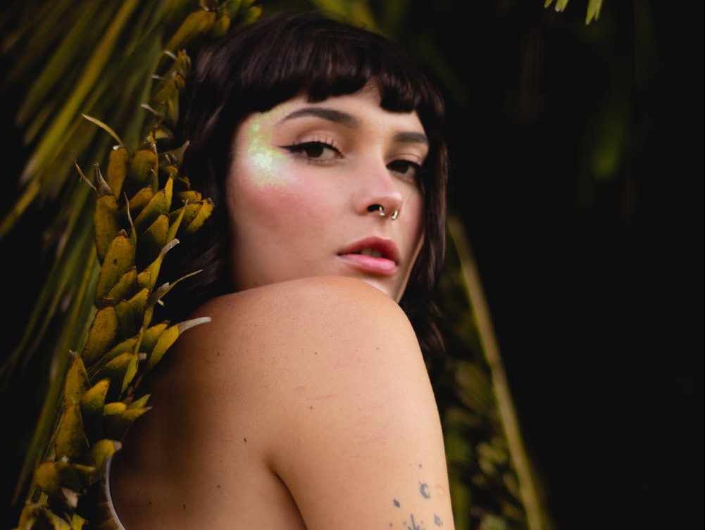 Γυναίκα με λουλούδια στη φύση για το θέμα προβλέψεις αστρολογικές για το ζώδιο Λέων