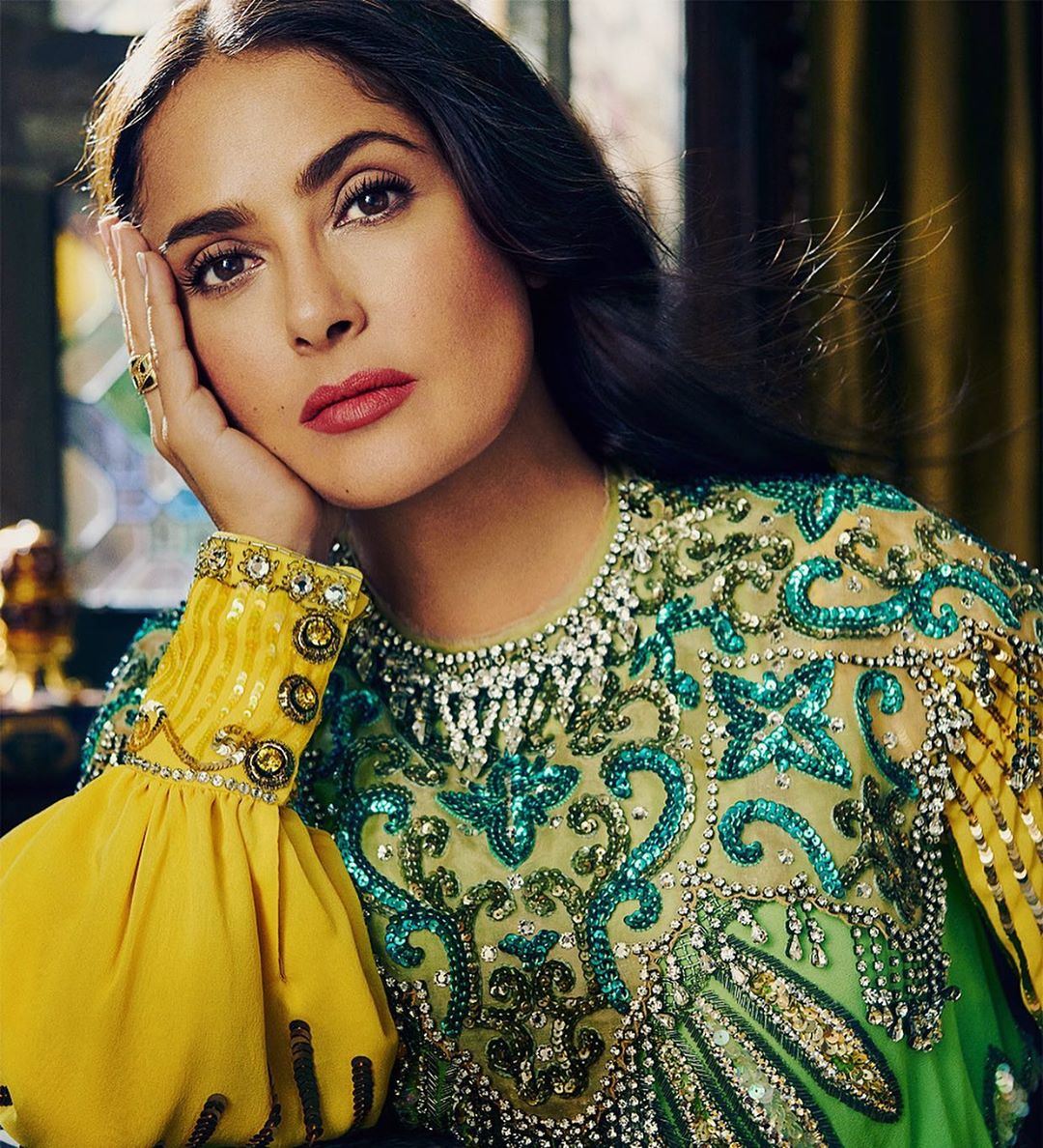 Η Salma Hayek χορεύει ζεϊμπέκικο και σπάει πιάτα στην Πάρο - InStyle