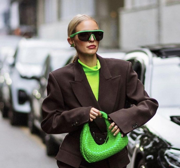 H Leonie Hanne με πράσινη τσάντα σε νέον χρώμα και μπλουζάκι με καφέ σακάκι