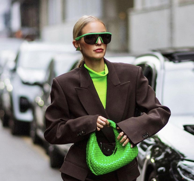 H Leonie Hanne με πράσινη τσάντα σε νέον χρώμα και μπλουζάκι με καφέ σακάκι