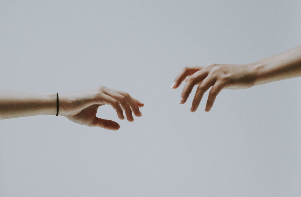 Χέρια απλώνουν