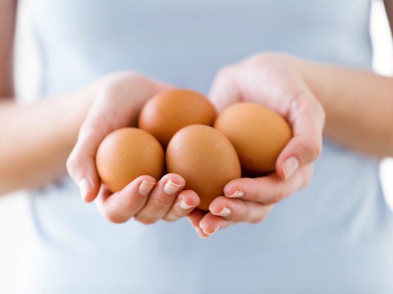 Γυναίκα κρατά αβγά