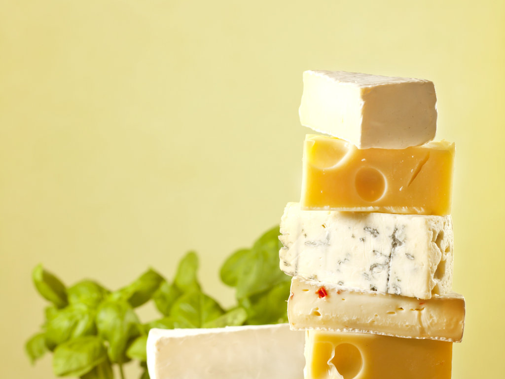 Διάφορα τυριά το ένα πάνω στο άλλο