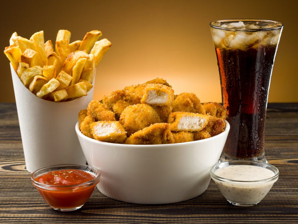 Κοτομπουκιές και κόκα κόλα με πατάτες τηγανητές
