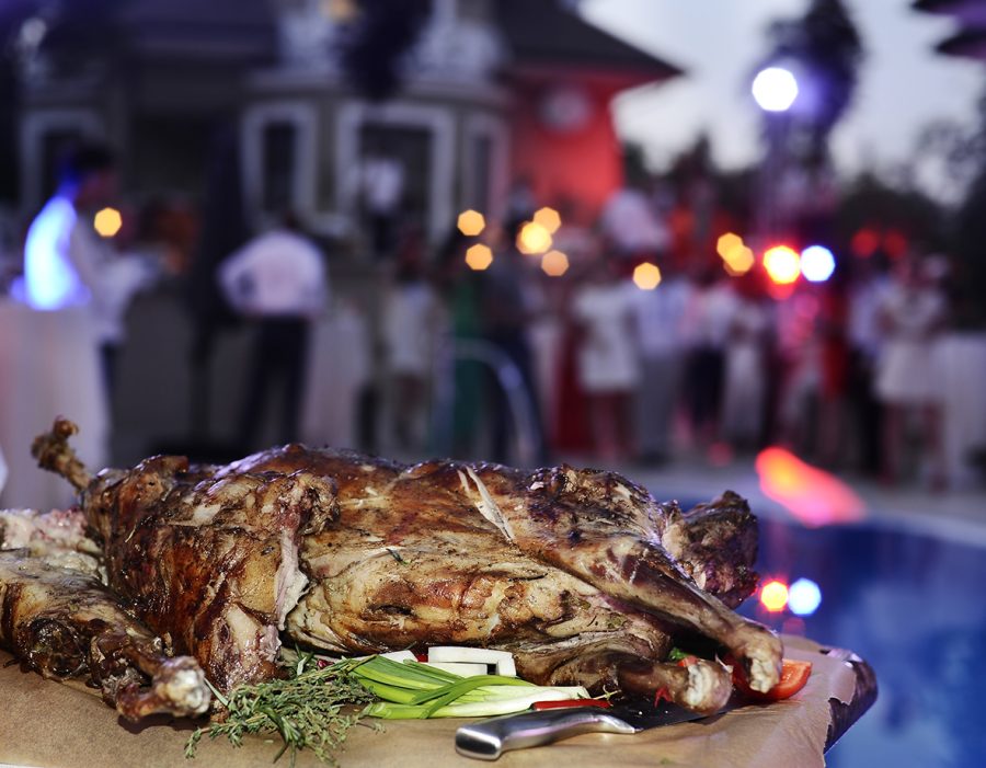 Αρνί Πάσχα και κόσμος διασκεδάζει 