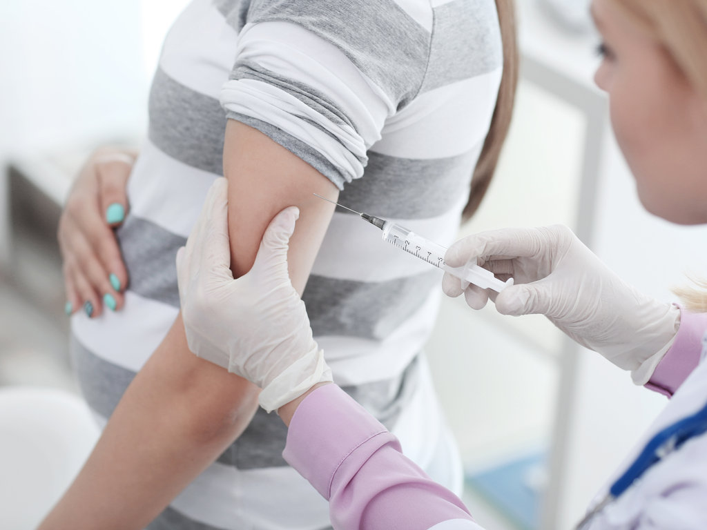 Γυναίκα έγκυος εμβολιάζεται