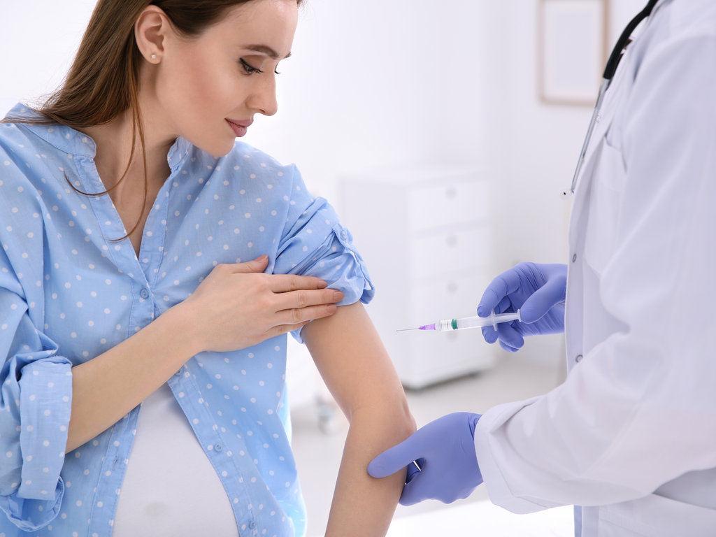Γυναίκα έγκυος εμβολιάζεται