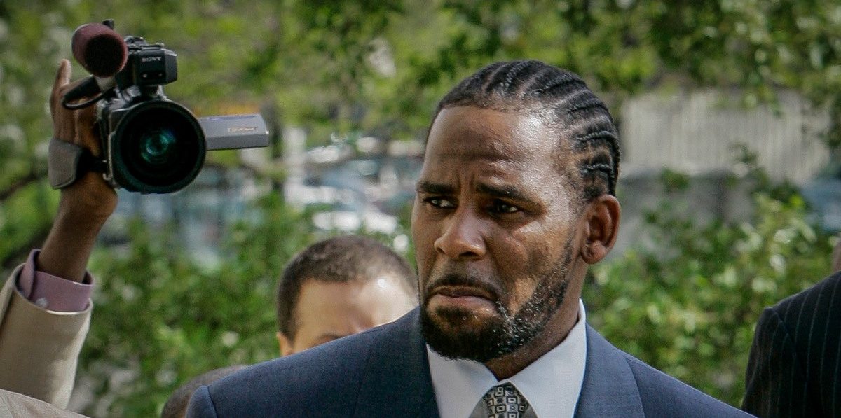 R. Kelly: Καταδικάστηκε σε 30 χρόνια φυλάκιση για σεξουαλική κακοποίηση ...