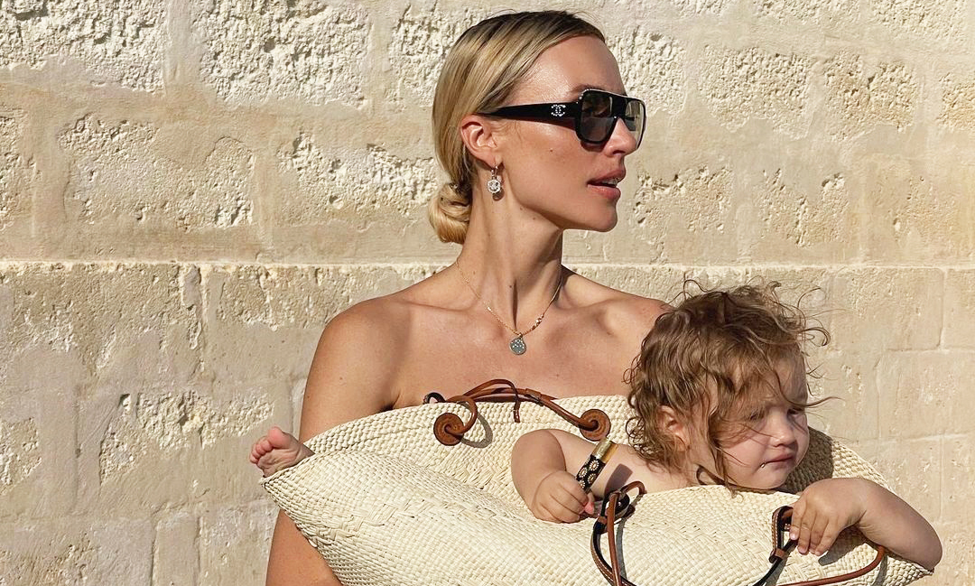 Resort style: 7 looks για τις διακοπές σας από την πιο στιλάτη μαμά του ...