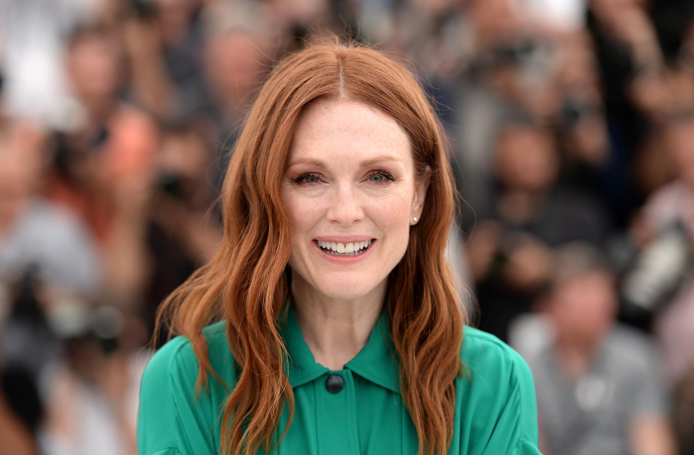 Julianne Moore: Λαμπερή και στα 61 της με casual outfit - InStyle