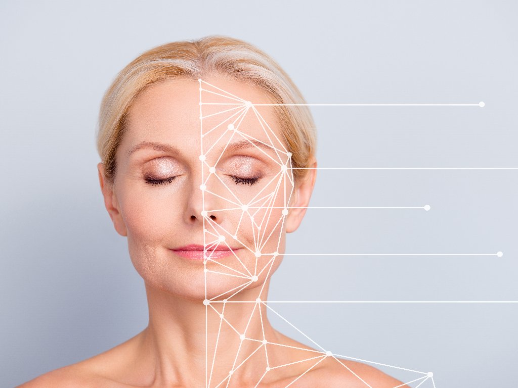 Κοντινό σε γυναικείο πρόσωπο με σημεία όπου θα γίνει η πλαστική προσώπου