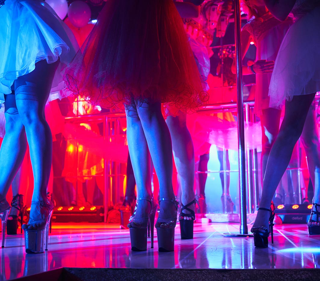 Γυναίκες σέξι σε πίστα χορεύουν pole dance