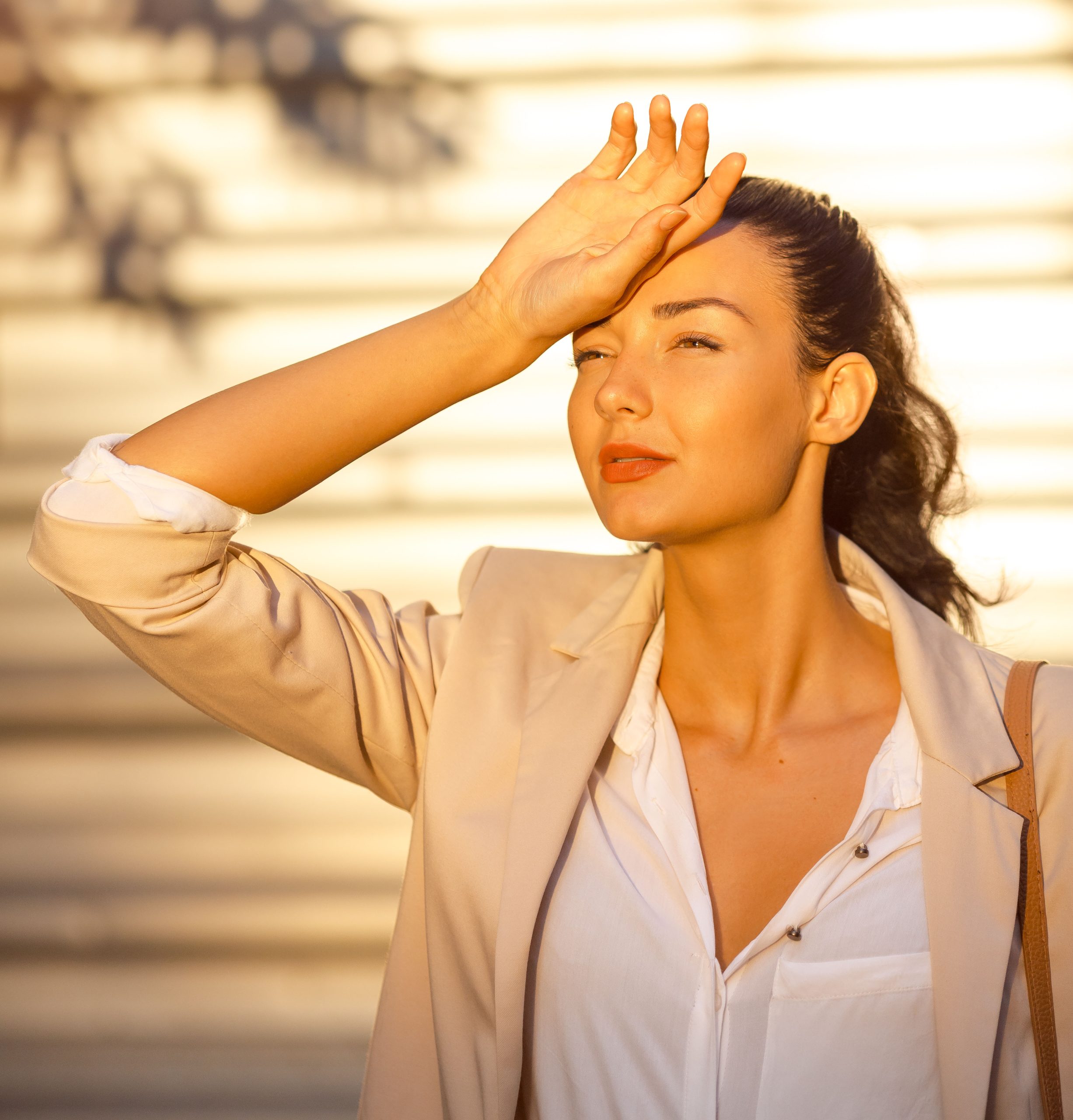 Γυναίκα επαγγελματίας με σακάκι και πουκάμισο ζεσταίνεται.