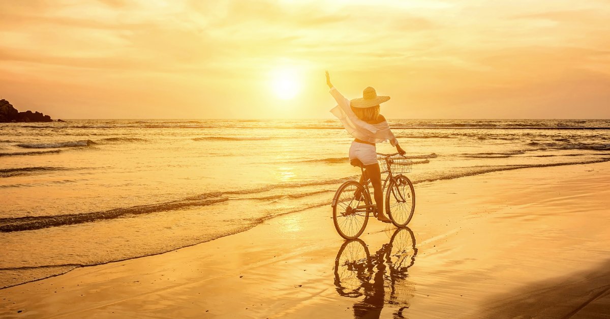 Γυναίκα κάνει ποδήλατο στην παραλία