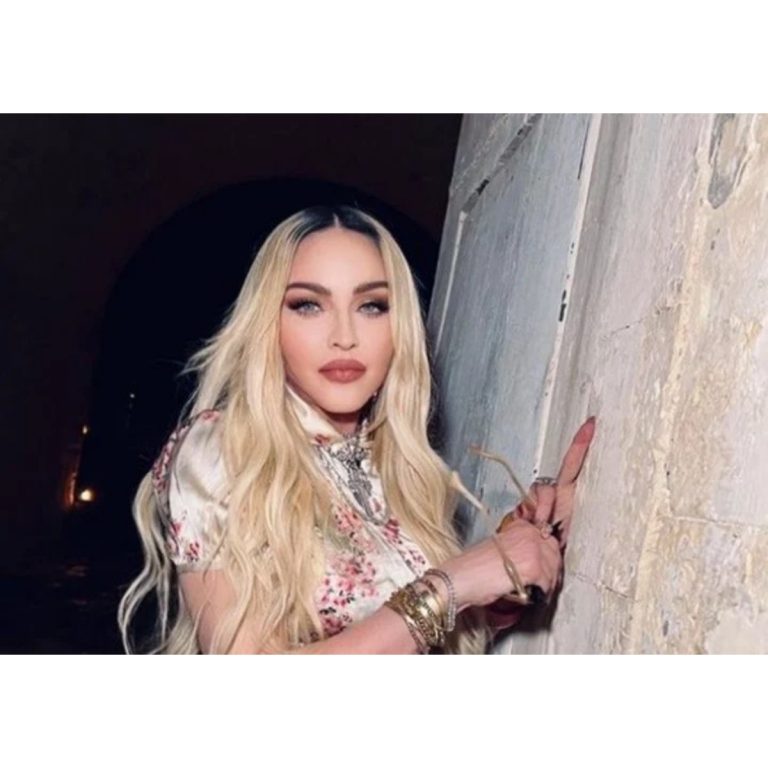 Madonna με μαλλιά ξανθά