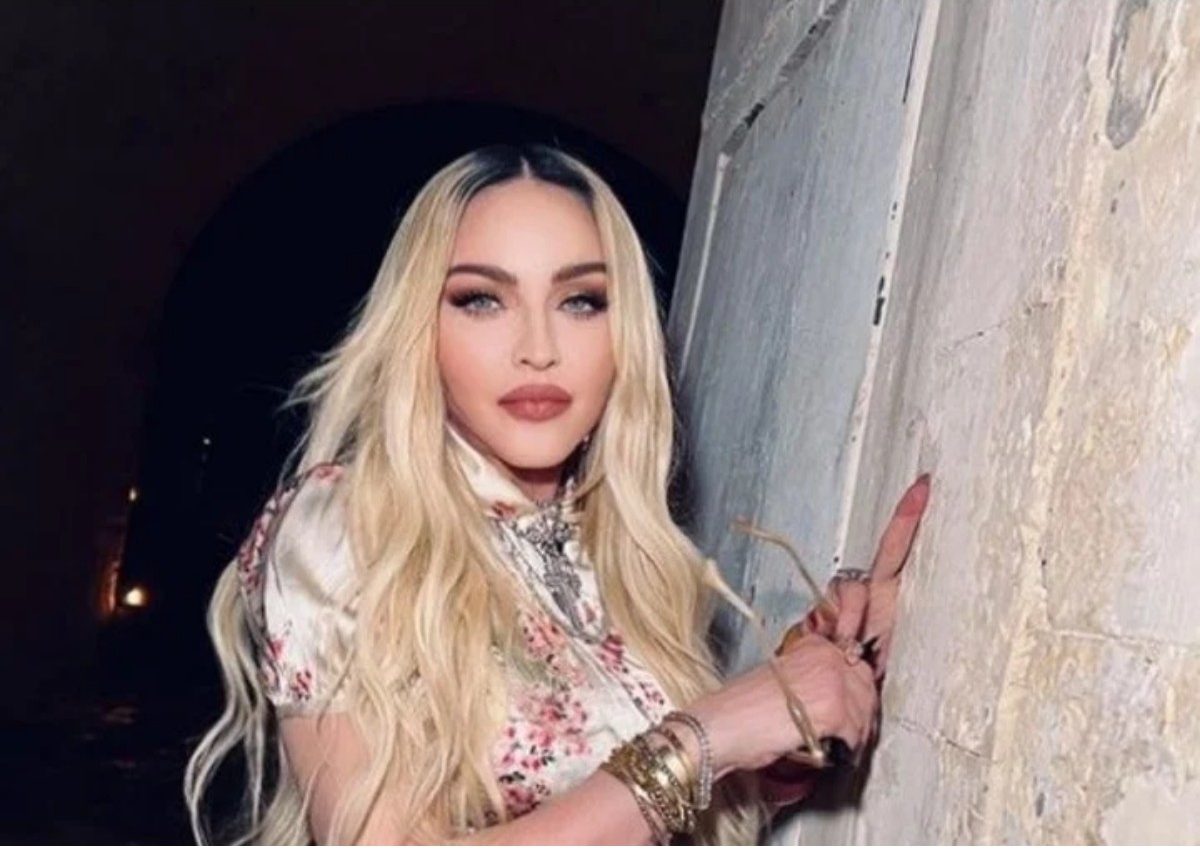 Madonna με μαλλιά ξανθά