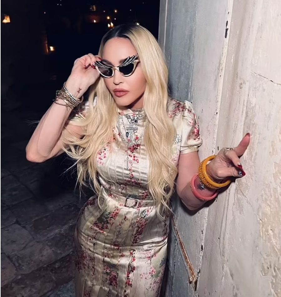 Madonna με γυαλιά περίεργα