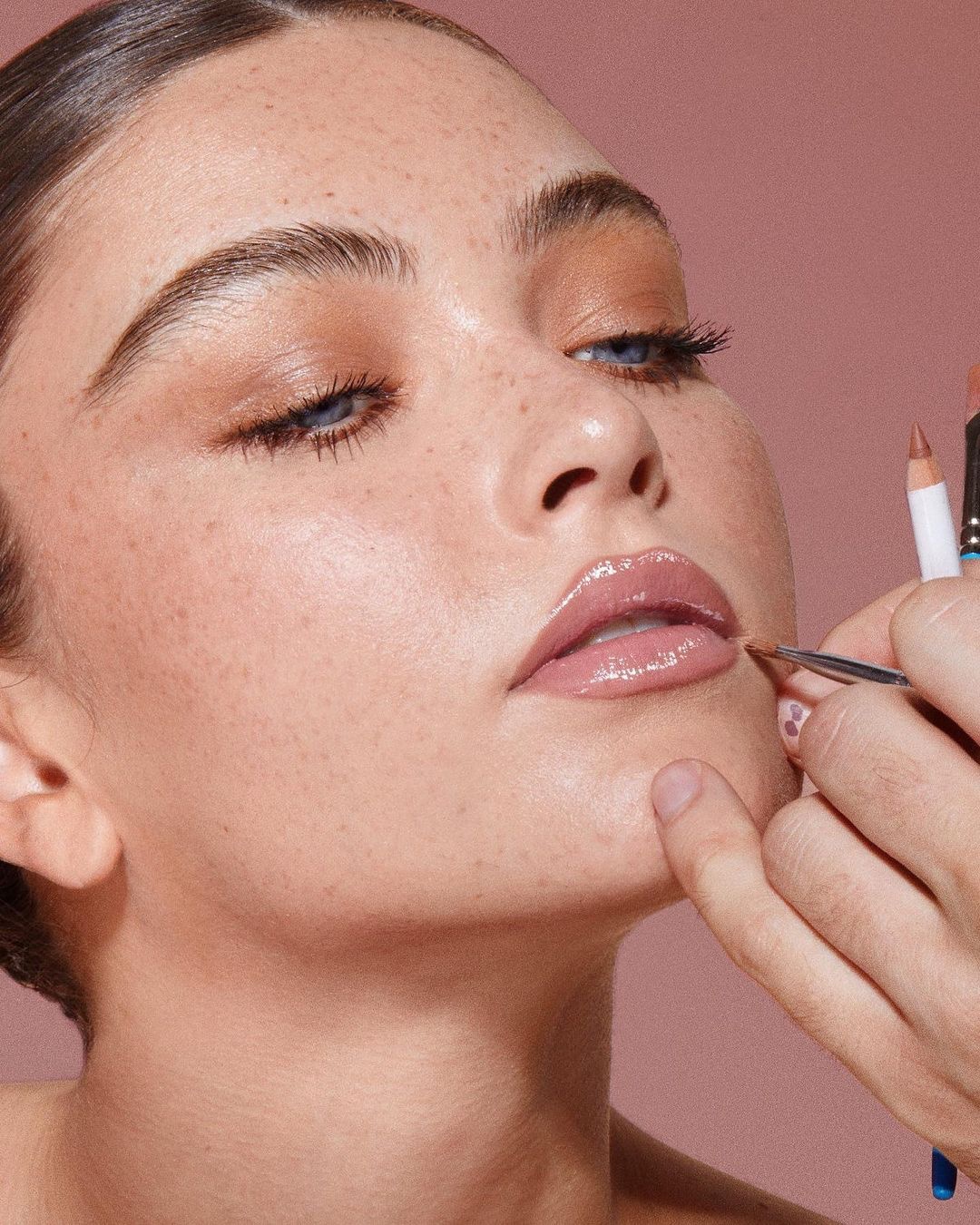 Γυναίκα βάφει τα χείλη της